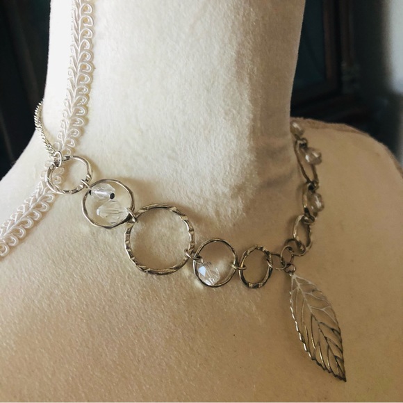 Silver graduated hammered ring leaf pendant chain necklace - Picture 3 of 9